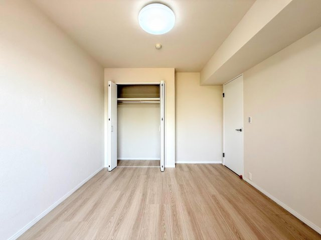東戸塚前田町パークホームズの洋室|◆気持ちの良い風が室内へ入り込む居室。家具を配置しても広々ご利用いただけます！！