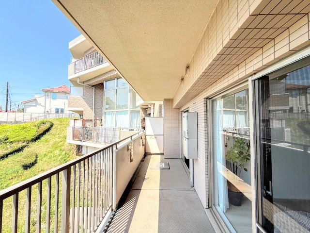東戸塚前田町パークホームズのバルコニー|◆日当たり良好なバルコニー！毎日のお洗濯にも嬉しいですね！