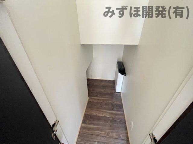 河北町谷地字十二堂44-3の収納|階段下の収納スペースです。