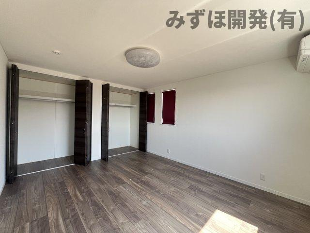 河北町谷地字十二堂44-3の寝室|大きなクローゼットも２つございます。