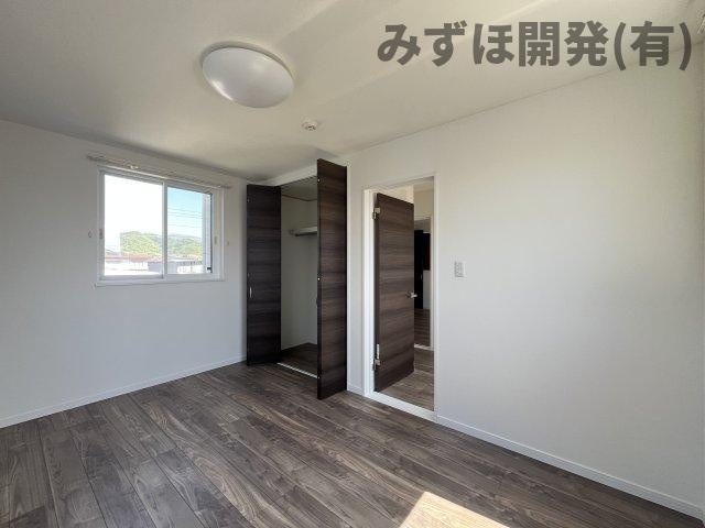 河北町谷地字十二堂44-3の洋室|クローゼットもございます。