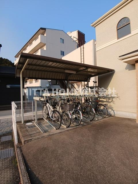 丹波篠山市大沢新のアパートのエントランス|屋根付きの駐輪場は無料です◎