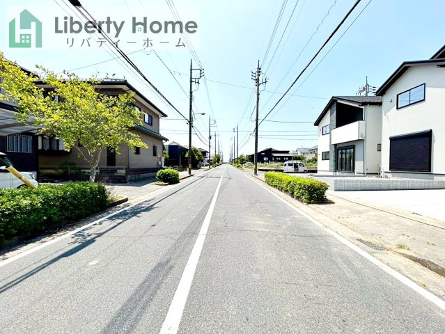 龍ケ崎市松ケ丘4期　新築戸建　2号棟の前面道路含む現地写真