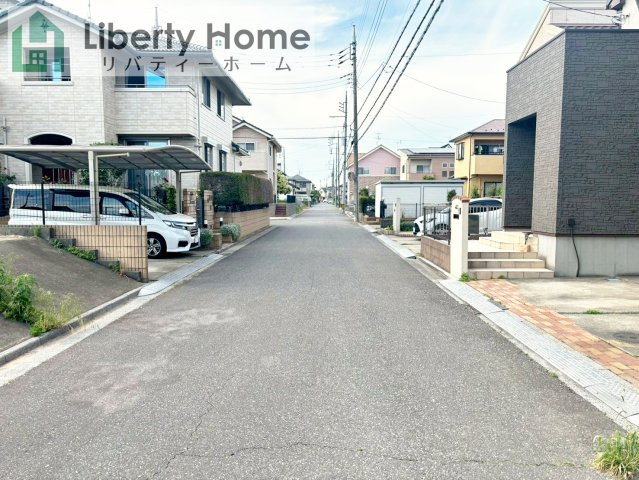 龍ケ崎市松ケ丘4期　新築戸建　2号棟の前面道路含む現地写真