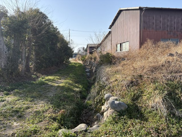 比企郡吉見町万光寺 土地610坪の外観|水路