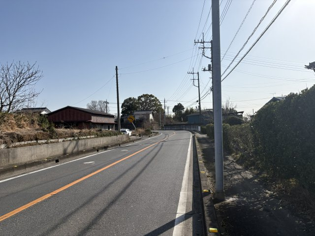 比企郡吉見町万光寺 土地610坪の前面道路含む現地写真|西側幅員約10ｍ公道に約50ｍ接す