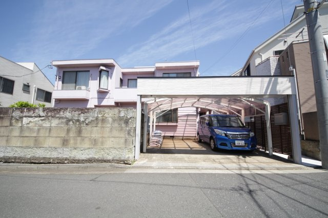 わんこハウス鶴見の外観|建物は２階建ての屋上付きです。
