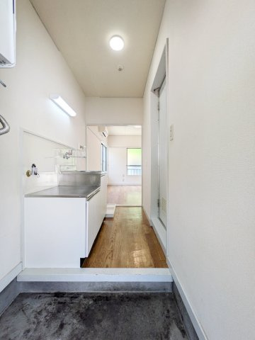 鈴蘭荘の玄関|退去前につき、別のお部屋のお写真です。