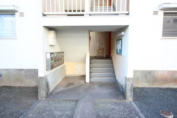 ビレッジハウス門司白野江1号棟のエントランス|建物の内部です
