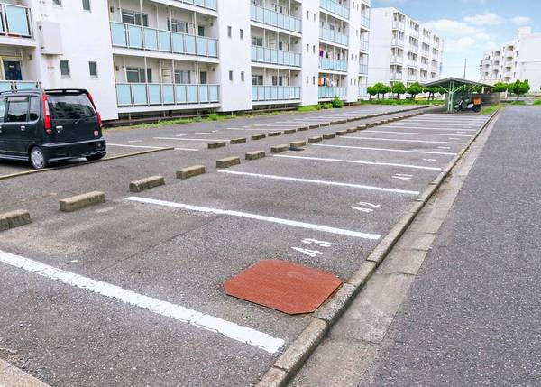 ビレッジハウス白野江2号棟の駐車場|駐車場があるので、車を買う予定の方も安心です