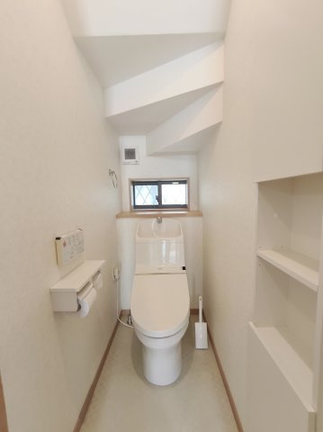 越谷市蒲生２丁目中古戸建のトイレ|トイレも収納があり！