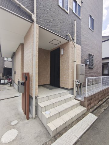 越谷市蒲生２丁目中古戸建の玄関|玄関が丸見えにならない工夫となっております！