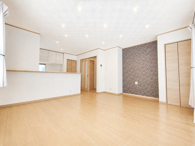 越谷市蒲生２丁目中古戸建の居間・リビング|アクセントクロスでとってもお洒落！収納もたっぷりです！
デジタル加工された写真です。