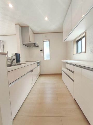 越谷市蒲生２丁目中古戸建のキッチン|カップボードもあり、収納力がすごいキッチン！
パントリーも！！