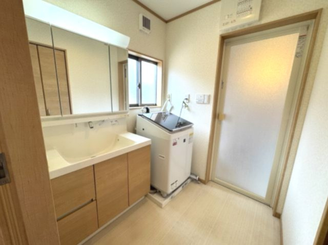 越谷市蒲生２丁目中古戸建の独立洗面台|洗面所は木目調でとってもお洒落！収納もあり！