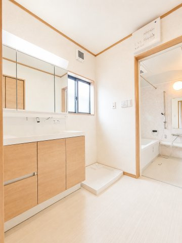 越谷市蒲生２丁目中古戸建の独立洗面台|洗面所は木目調でとってもお洒落！収納もあり！
デジタル加工された写真です。