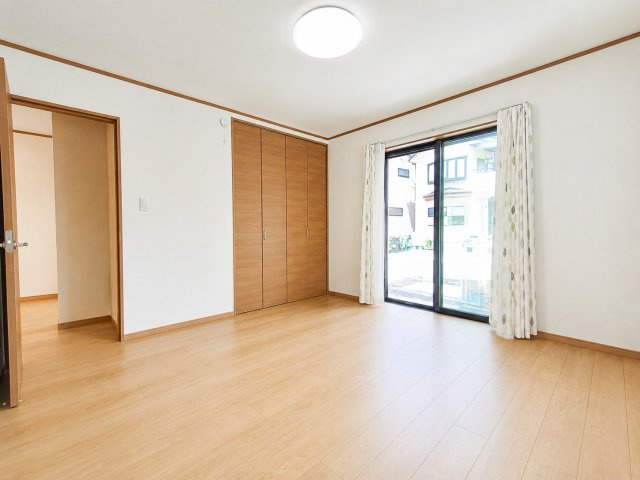 越谷市蒲生２丁目中古戸建の洋室|広々8帖の洋室です！！
デジタル加工された写真です。