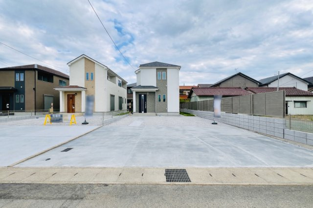 前橋市広瀬町3丁目の前面道路含む現地写真|敷地広々で駐車スペースも３台以上可能♪