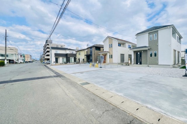前橋市広瀬町3丁目の前面道路含む現地写真|間口も広く駐車も楽々♪