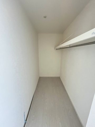 【収納】 | 福岡市南区花畑1丁目3期　3号棟（全3棟）【仲介手数料無料・0円】 | 現地写真。ウォークインクローゼットです。