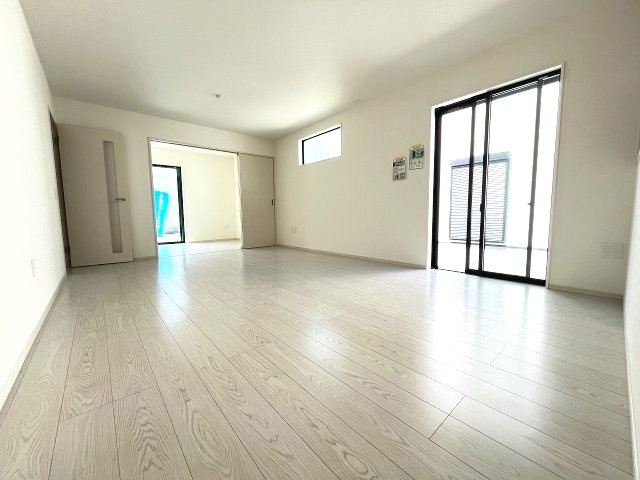 【居間・リビング】 | 福岡市南区花畑1丁目3期　3号棟（全3棟）【仲介手数料無料・0円】 | 現地写真。リビングです。