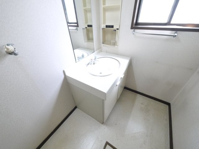 八街市文違　中古戸建の独立洗面台|スーパーベイシア徒歩約6分　スーパーイオン徒歩約13分 八街市立朝陽小学校徒歩約12分 公営水道
