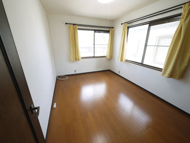 八街市文違　中古戸建の洋室|スーパーベイシア徒歩約6分　スーパーイオン徒歩約13分 八街市立朝陽小学校徒歩約12分 公営水道