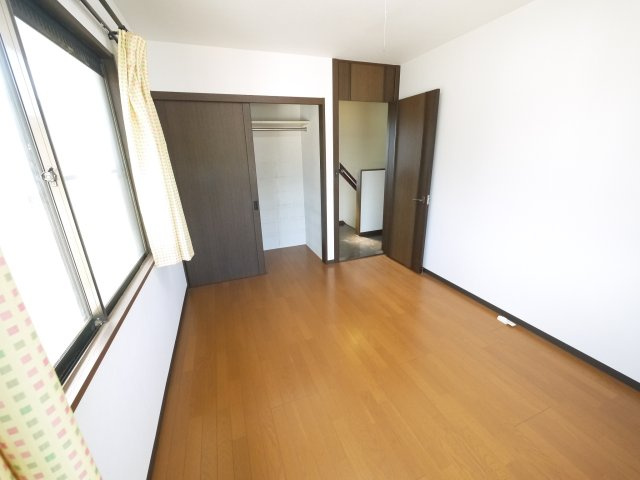 八街市文違　中古戸建の洋室|スーパーベイシア徒歩約6分　スーパーイオン徒歩約13分 八街市立朝陽小学校徒歩約12分 公営水道