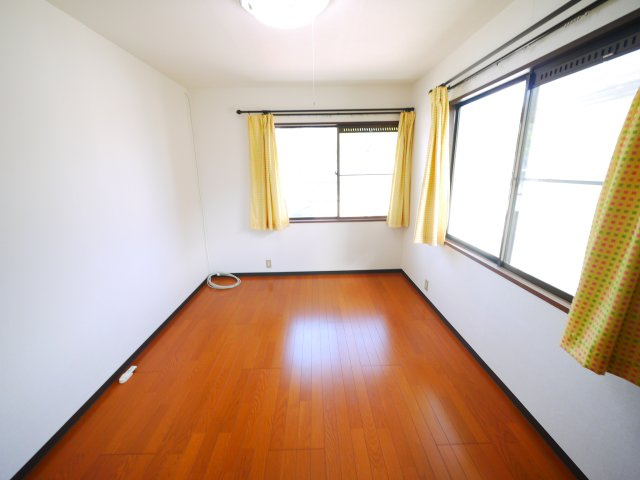 八街市文違　中古戸建の洋室|スーパーベイシア徒歩約6分　スーパーイオン徒歩約13分 八街市立朝陽小学校徒歩約12分 公営水道