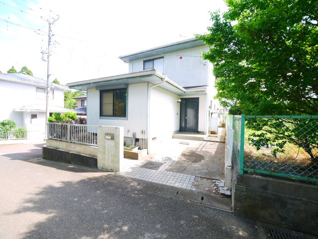 八街市文違　中古戸建の駐車場|スーパーベイシア徒歩約6分　スーパーイオン徒歩約13分 八街市立朝陽小学校徒歩約12分 公営水道