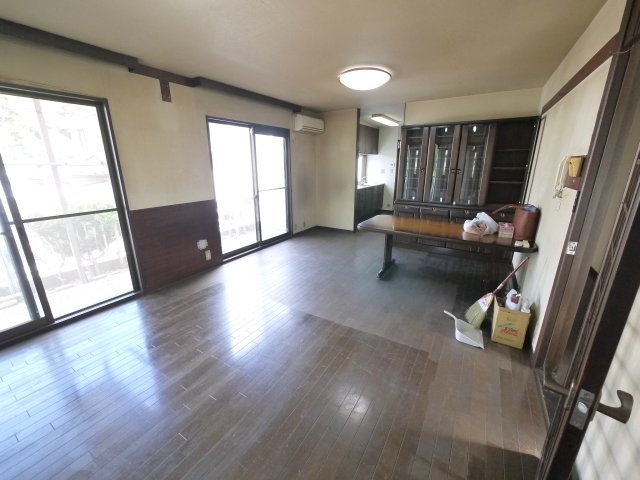 八街市文違　中古戸建の居間・リビング|スーパーベイシア徒歩約6分　スーパーイオン徒歩約13分 八街市立朝陽小学校徒歩約12分 公営水道
