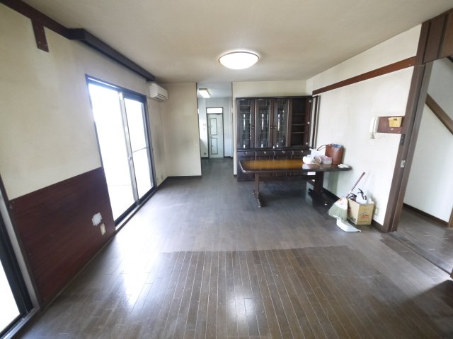 八街市文違　中古戸建の居間・リビング|スーパーベイシア徒歩約6分　スーパーイオン徒歩約13分 八街市立朝陽小学校徒歩約12分 公営水道