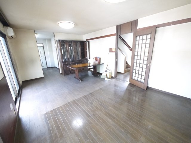 八街市文違　中古戸建の居間・リビング|スーパーベイシア徒歩約6分　スーパーイオン徒歩約13分 八街市立朝陽小学校徒歩約12分 公営水道