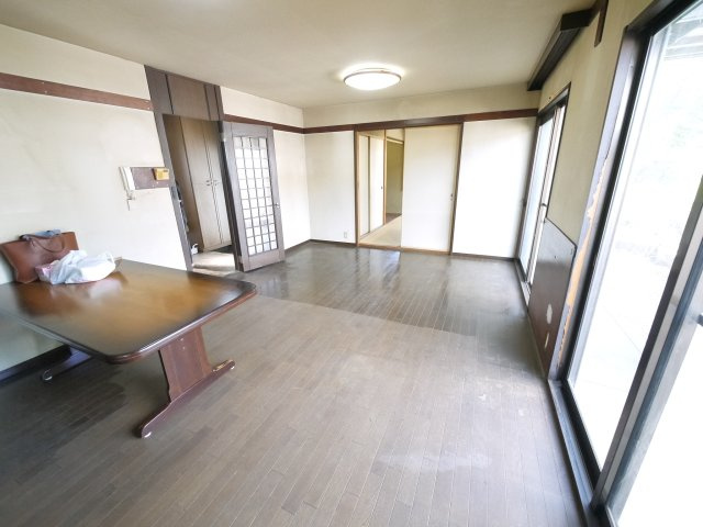 八街市文違　中古戸建の居間・リビング|スーパーベイシア徒歩約6分　スーパーイオン徒歩約13分 八街市立朝陽小学校徒歩約12分 公営水道