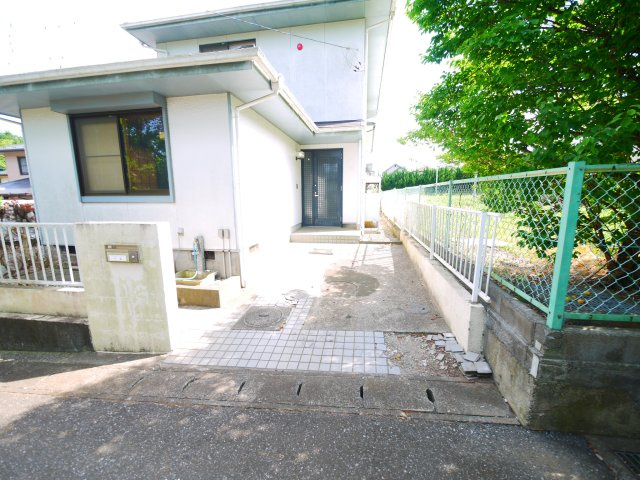 八街市文違　中古戸建の駐車場|スーパーベイシア徒歩約6分　スーパーイオン徒歩約13分 八街市立朝陽小学校徒歩約12分 公営水道