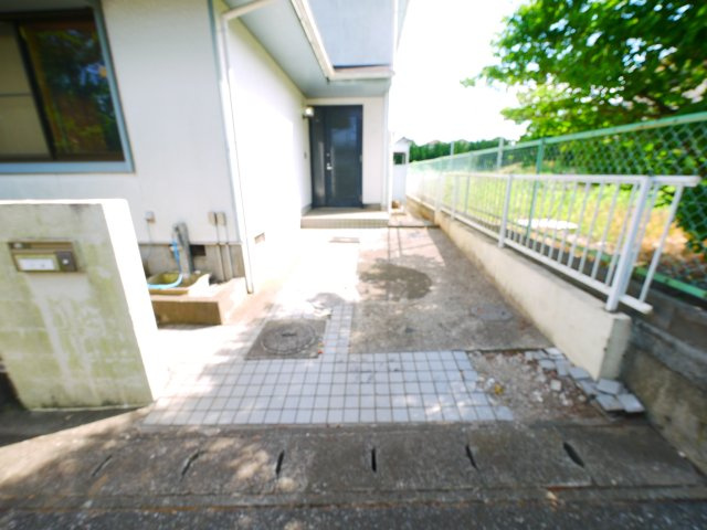 八街市文違　中古戸建の駐車場|スーパーベイシア徒歩約6分　スーパーイオン徒歩約13分 八街市立朝陽小学校徒歩約12分 公営水道