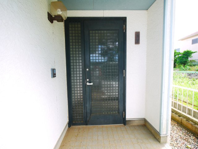 八街市文違　中古戸建の玄関|スーパーベイシア徒歩約6分　スーパーイオン徒歩約13分 八街市立朝陽小学校徒歩約12分 公営水道