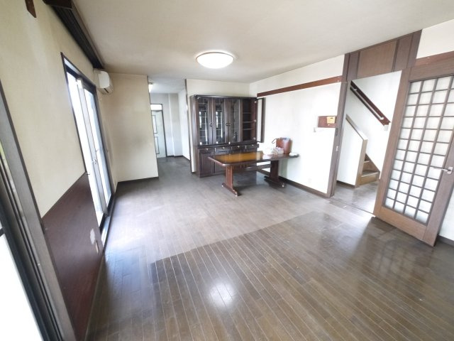 八街市文違　中古戸建の居間・リビング|スーパーベイシア徒歩約6分　スーパーイオン徒歩約13分 八街市立朝陽小学校徒歩約12分 公営水道