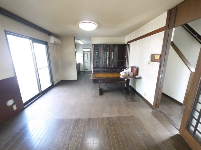 八街市文違　中古戸建の居間・リビング|スーパーベイシア徒歩約6分　スーパーイオン徒歩約13分 八街市立朝陽小学校徒歩約12分 公営水道