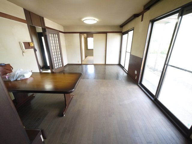 八街市文違　中古戸建の居間・リビング|スーパーベイシア徒歩約6分　スーパーイオン徒歩約13分 八街市立朝陽小学校徒歩約12分 公営水道