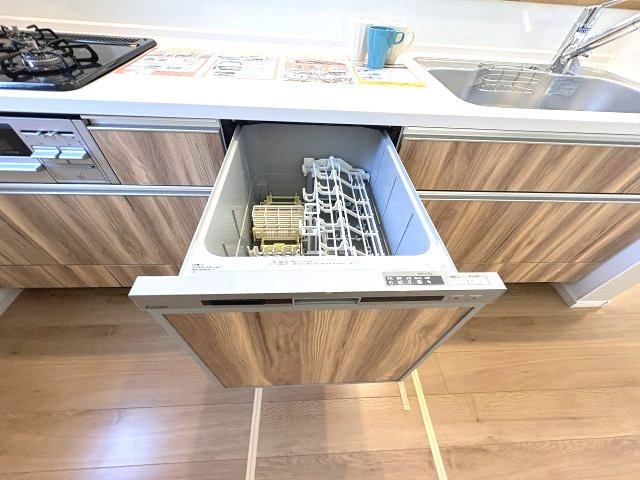 【キッチン】 | 福岡市南区花畑1丁目3期・平屋　2号棟（全3棟）【仲介手数料無料・0円】 | 現地写真。食洗器が付いてます。