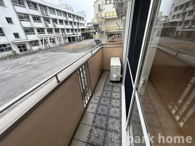 メゾンEYE D棟のバルコニー|開放的で明るい空間を演出してくれるバルコニーです　イメージ写真です