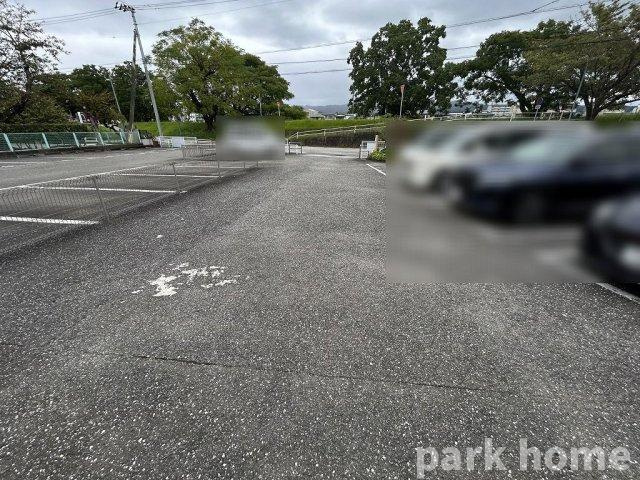 メゾンEYE D棟の駐車場|駐車場があるので、車を買う予定の方も安心です　イメージ写真です
