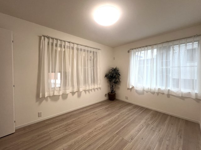 住所の総画数９９画！！字を書くことは脳トレになります！な【リフォーム／横浜市鶴見区東寺尾東台中古戸建】の洋室|きれいな洋室です