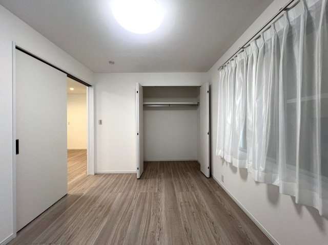 住所の総画数９９画！！字を書くことは脳トレになります！な【リフォーム／横浜市鶴見区東寺尾東台中古戸建】の洋室|ゆったりした洋室です