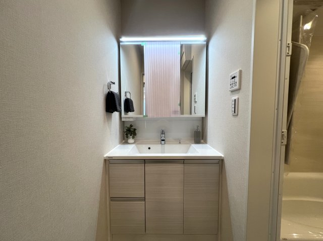 住所の総画数９９画！！字を書くことは脳トレになります！な【リフォーム／横浜市鶴見区東寺尾東台中古戸建】の独立洗面台|独立洗面台あり、毎朝おしゃれに忙しい女性の方におすすめです