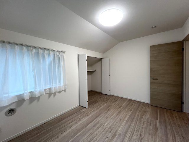住所の総画数９９画！！字を書くことは脳トレになります！な【リフォーム／横浜市鶴見区東寺尾東台中古戸建】の洋室|個人の部屋や寝室として使える洋室です
