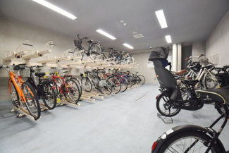 【駐車場】 | 自転車置き場。マンションの共用部にあたります。空きの有無や駐輪料金、各戸の台数制限などについては、改めてお問い合わせください。～即日のご見学可能～　お問合せはお気軽にどうぞ。