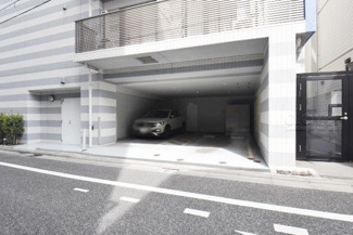 【駐車場】 | マンションの駐車場スペース。空きの有無や駐車料金、サイズ規定などについては、改めてお問い合わせください。～即日のご見学可能～　お問合せはお気軽にどうぞ。