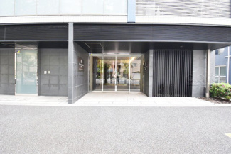 【エントランス】 | オートロックを備えた、マンションのエントランス。やはりセキュリティの観点は欠かすことができません。皆様を“安全”に送り出し、出迎えてくれます。～即日のご見学可能～　お問合せはお気軽にどうぞ。